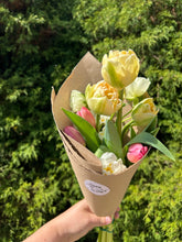 Load image into Gallery viewer, Petite size bouquet 
